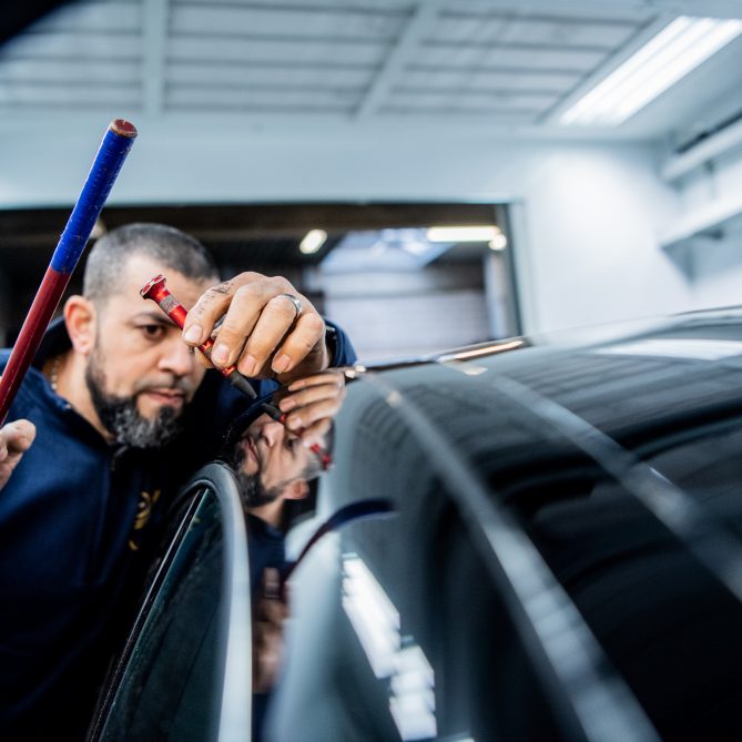 Image of a man repairing the body of a car used on the Wondercar website