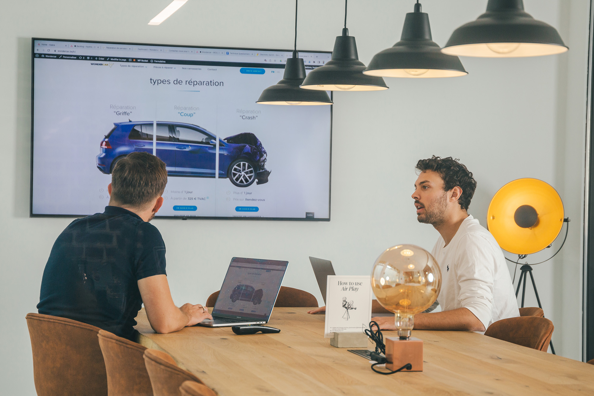2 persons having a meeting about Wondercar